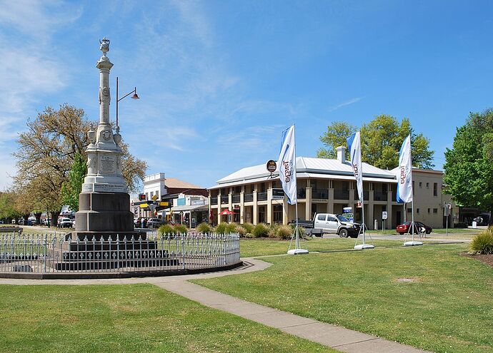 1200px-Mansfield_Police_Memorial_and_Mansfield_Hotel