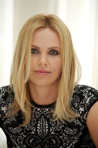 charlize-theron-portraits-for-prometheus-press-conference-in-london-3