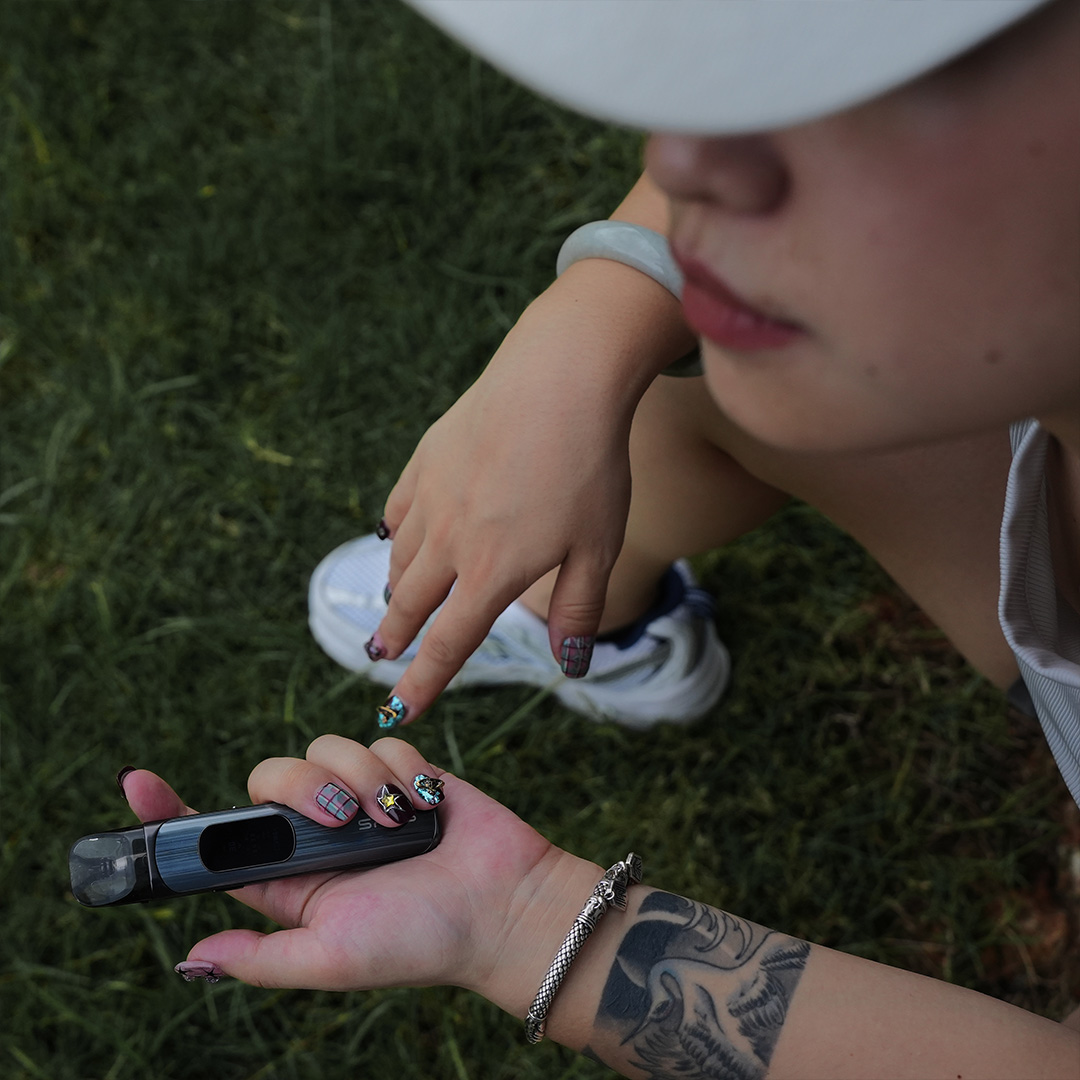 sp2s uranus pod system outdoor hand-2